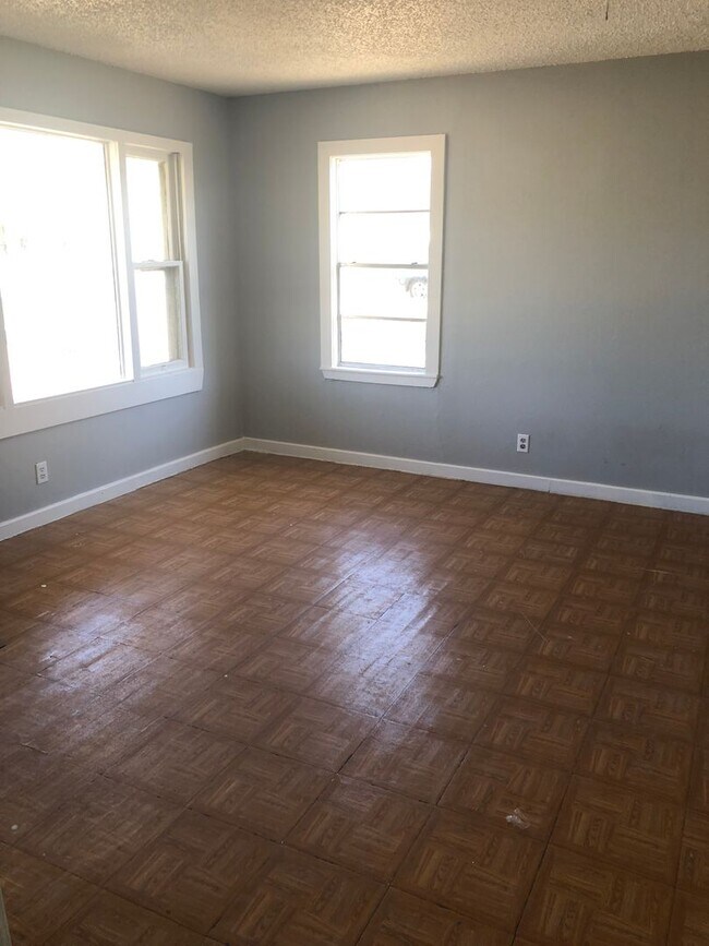 Building Photo - 1/2 off First Month Rent NICE 2 BEDROOM 1 ...