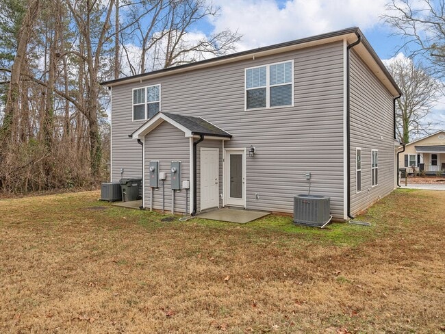 Building Photo - Charming two bedroom two and a half bathroom ready for you to call home!