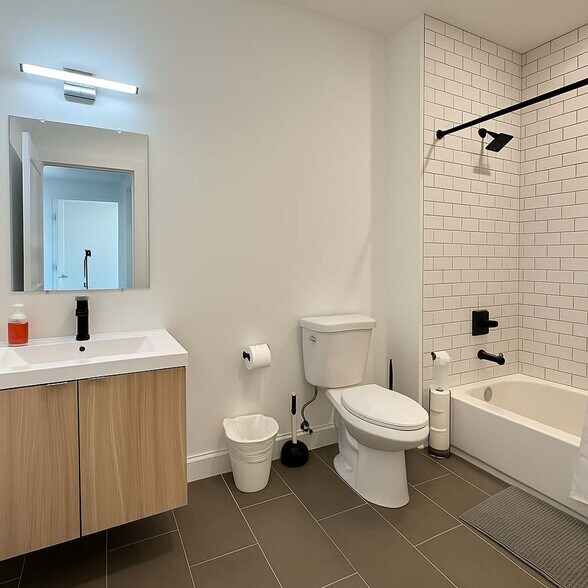 Building Photo - 2400 E Huntingdon St