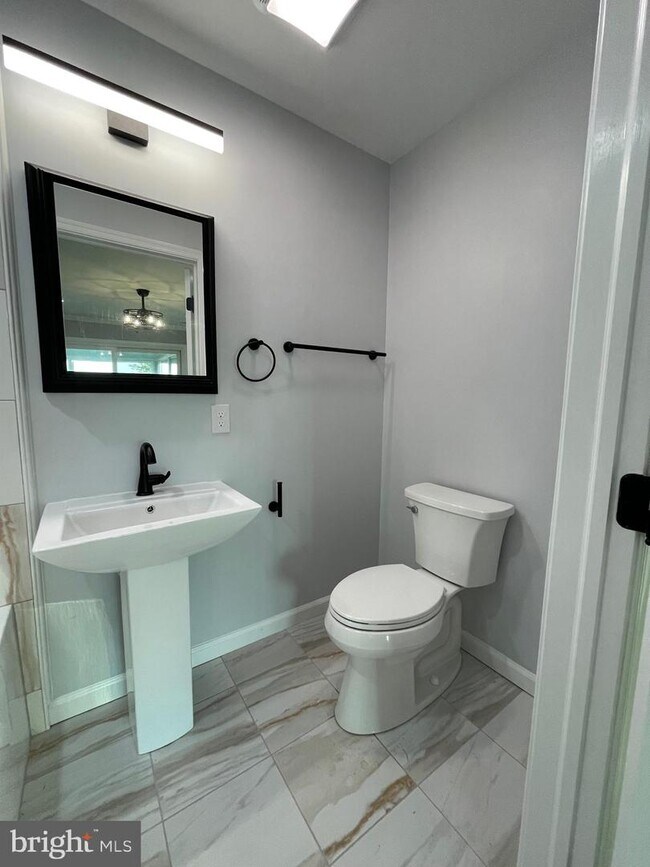 Building Photo - 1819 Sherman Dr