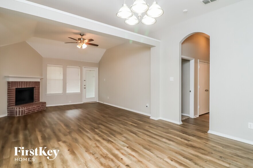 Building Photo - 1124 Manhassett Ct