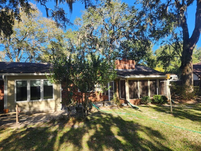 Building Photo - Recently renovated and ready to move in.