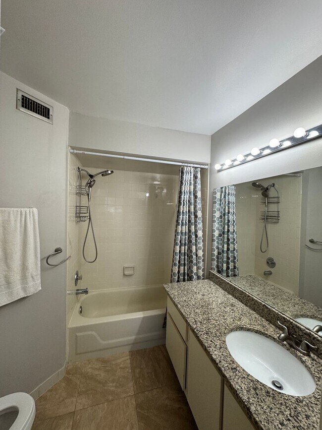 Building Photo - Experience comfort & leisure in this charming condo nestled within Orlando's best-kept secret, Ve...