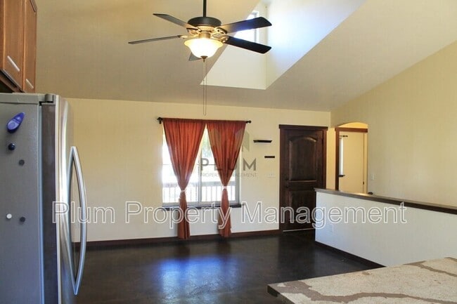 Building Photo - 1405 N Dickens St