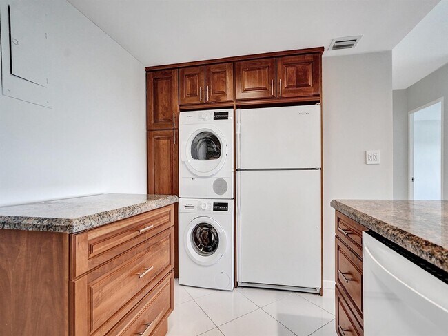 Building Photo - 2100 S Ocean Ln