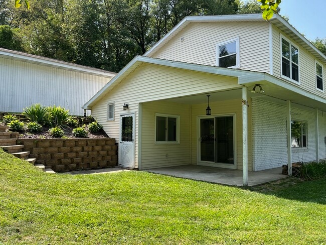 Building Photo - 12087 S Sherman Lake Dr