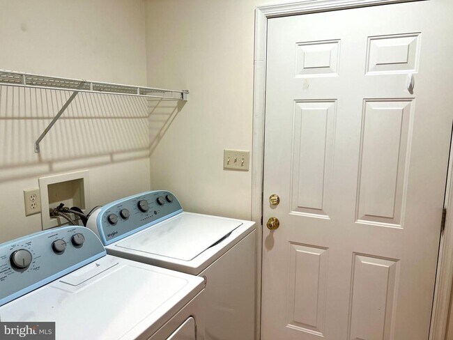 Building Photo - 2037 Powell Dr