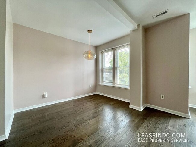 Building Photo - 207 R St NW