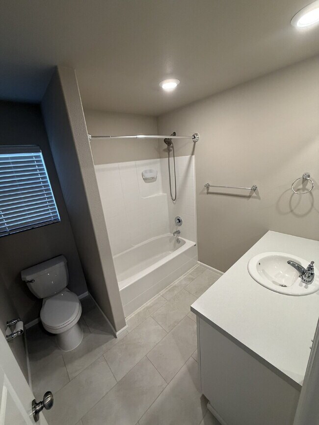 Building Photo - Newer Build 3 Bedroom 3 Bathroom- Single Family Home