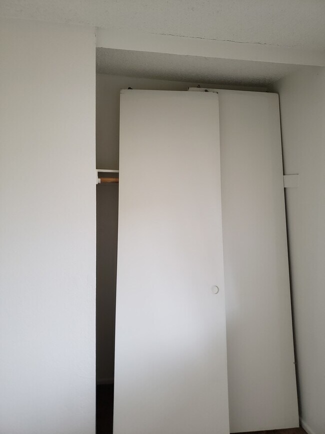 Building Photo - 3 Bed 2 Bath Townhome Close To The Strip!