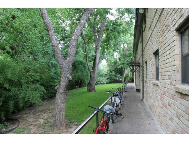 Building Photo - 407 E 45th St