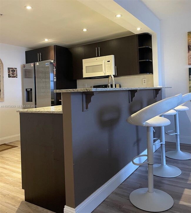 Building Photo - 400 Leslie Dr