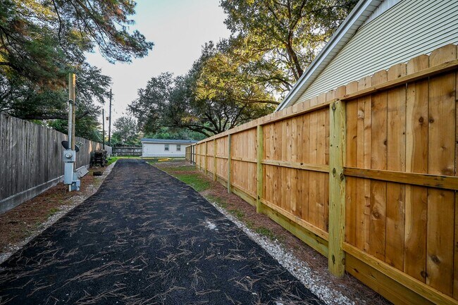 Building Photo - 15511 Cypress Garden Dr