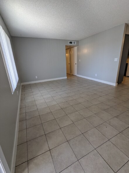 Primary Photo - 815 N Peach Ave