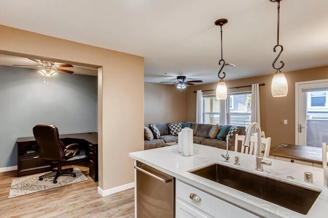 Building Photo - Furnished large and modern condo