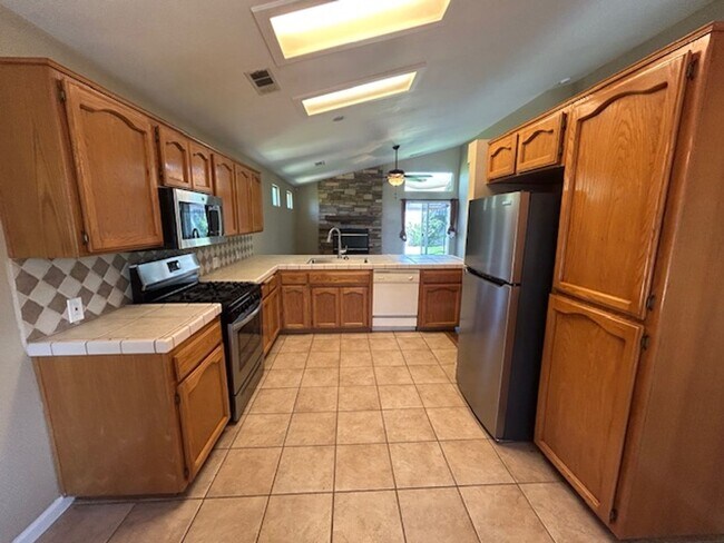 Building Photo - Beautiful 3 Bedroom 2 Bathroom in Farmersville!!
