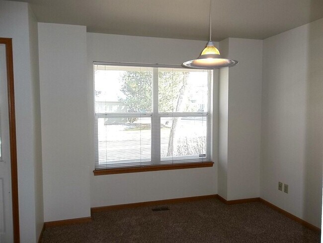 Building Photo - Comfortable and Bright 3-Bedroom Home Available This June