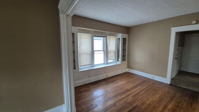 Building Photo - Charming 2 beds 1 baths in Newburg Heights!