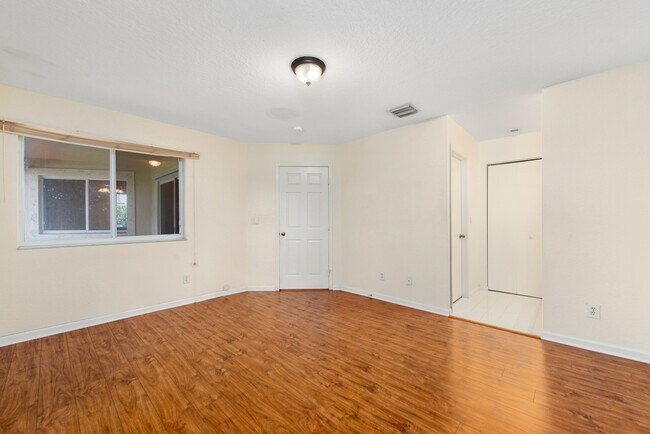Building Photo - 8460-8466