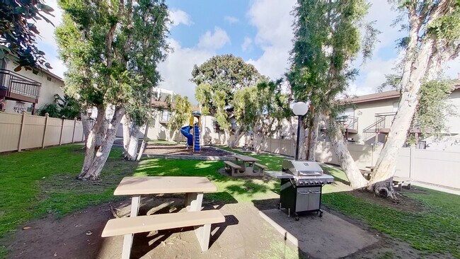 Building Photo - 583 N Tustin Ave