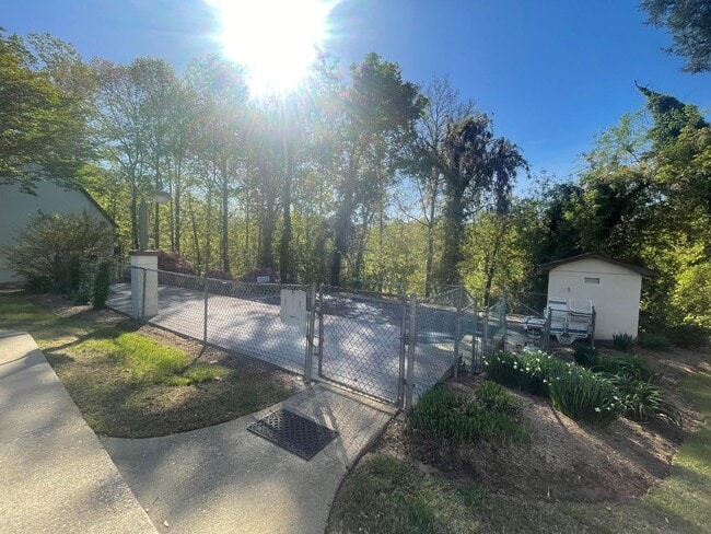 Building Photo - Spacious 2 Bed, 2 Bath Townhouse in Prime Hickory Location – 1,322 Sq. Ft.