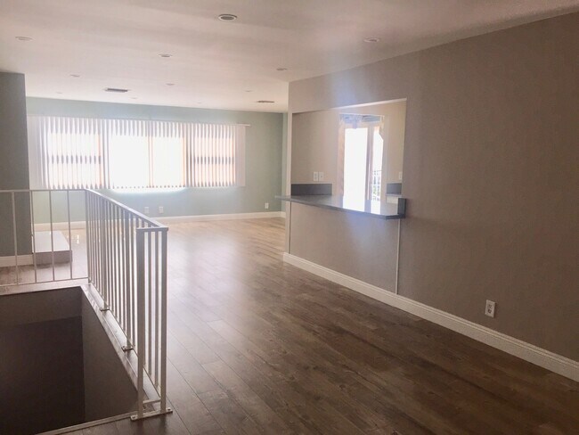 Building Photo - Glendale Hills traditional with fabulous views