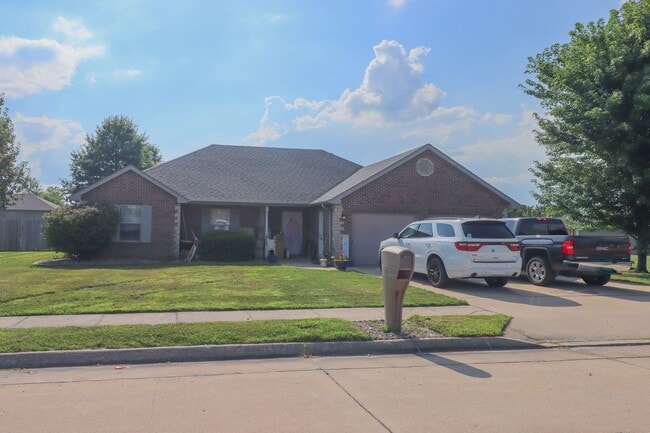 Building Photo - Spacious 3BR Ashland Home w/ 2-Car Garage & Large Backyard