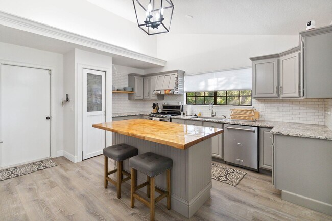 Building Photo - MOVE-IN SPECIAL - Beautiful 3/2 Home in Ba...