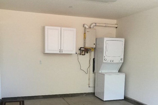 Washer/Dryer in Garage - 1321 G St