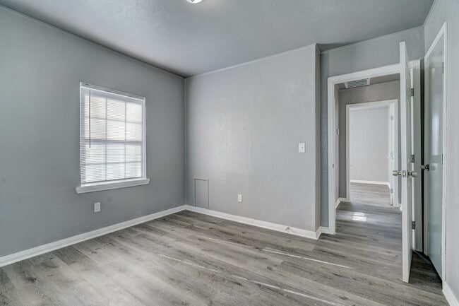 Building Photo - Prime Location! 2BR/1BA Home Minutes from ...
