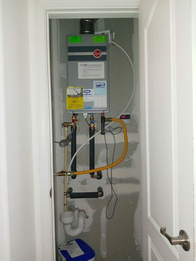 Building Photo - FOUR BEDROOMS!