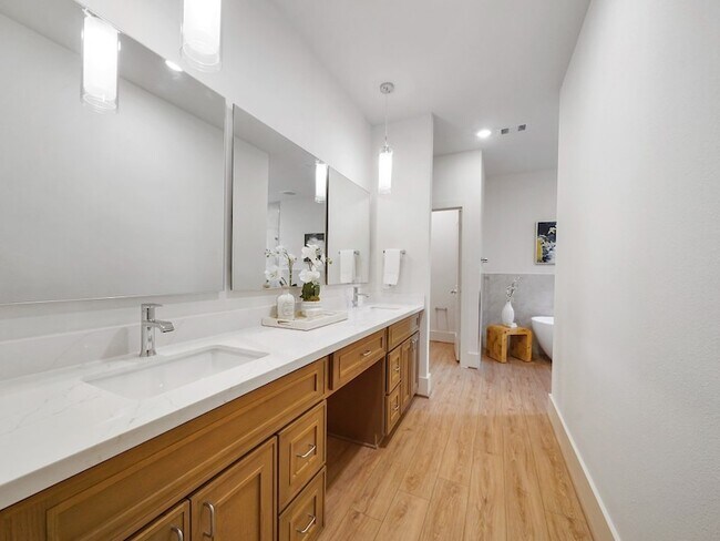 Building Photo - 859 Rachel St