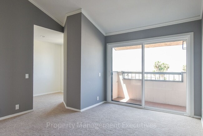 Building Photo - Renovated 2 Bedroom, 2.5 Bath Townhome