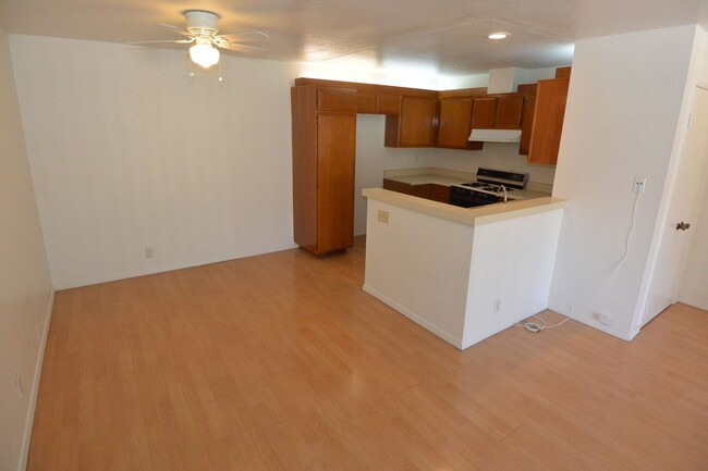 Building Photo - 2 BD 1 BA Upstairs Condominium, Gated Comm...