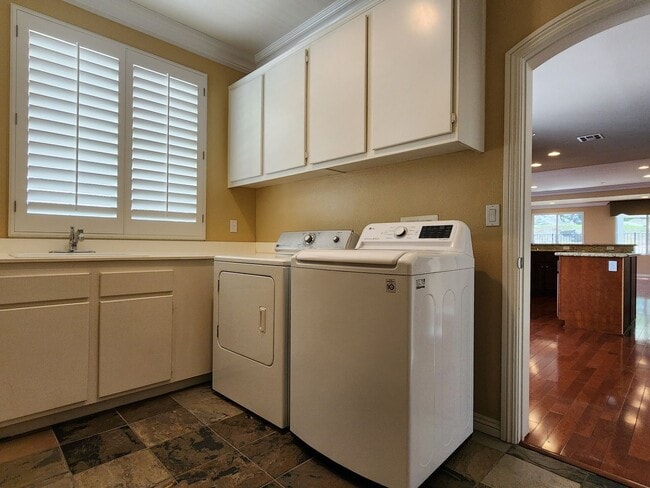 Building Photo - Beautiful 4BD, 2.5BA, Four Seasons at Heme...