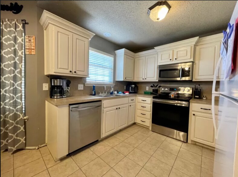 Kitchen - 2503 108th Dr