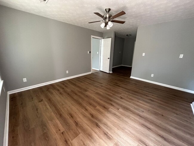 Building Photo - 2920 Lone Oak Rd