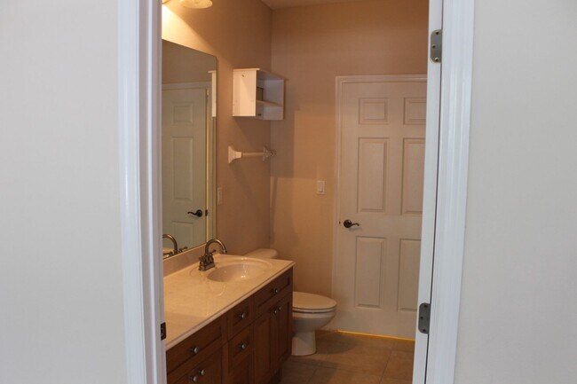 Building Photo - Beautiful ground floor unit in the Lakes of Windermere!