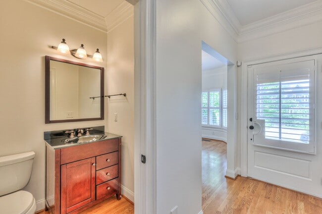 Building Photo - Perfect Brownstone in Sylvan Park near West End