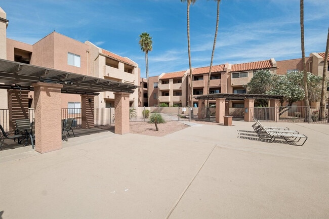 Building Photo - 540 N May