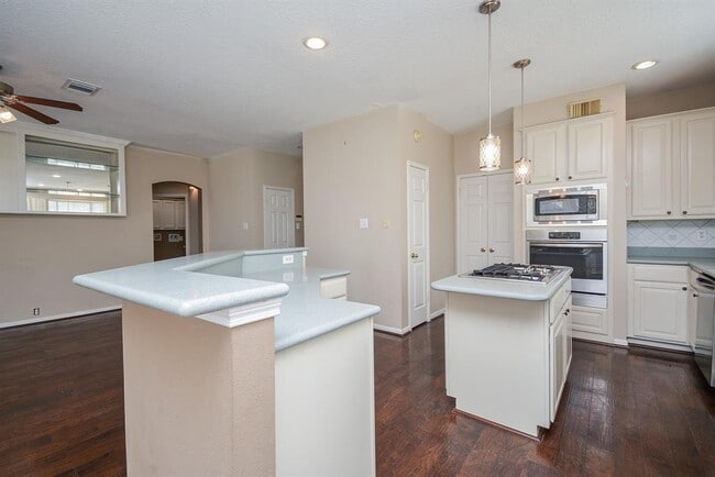 Building Photo - 623 Airybrook Ln