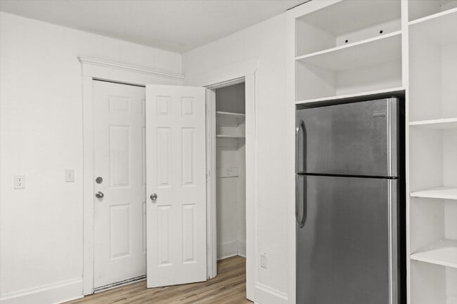 Building Photo - 2 bedroom / 1 bathroom apartment with Easy Commute or Walk to Drake University!