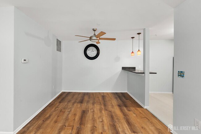 Building Photo - 230 Vasser Dr