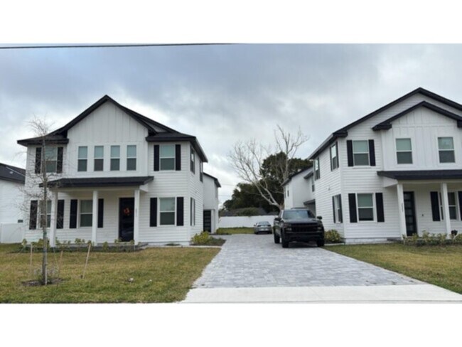 Building Photo - Great 3 bed 2.5 bath Duplex, FENCED patio.