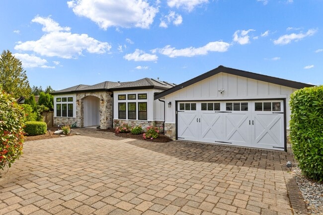 Building Photo - Lochmoor Lakeview Home in Bellevue