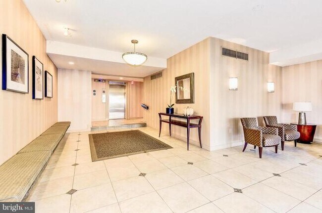 Building Photo - 4800 Chevy Chase Dr