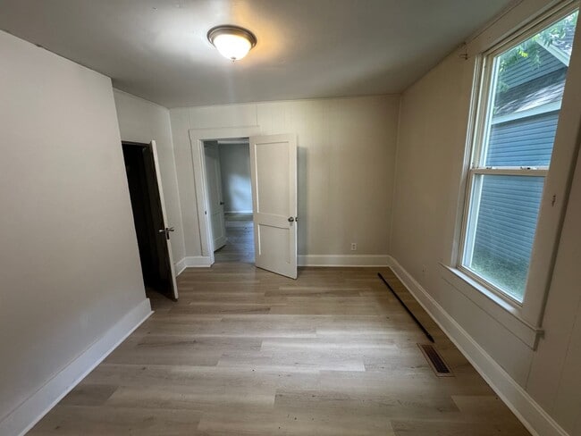 Building Photo - LEASING