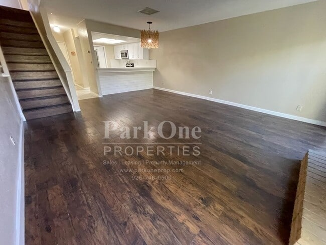 Building Photo - Spacious Town house in Pleasant Hill Now Available!