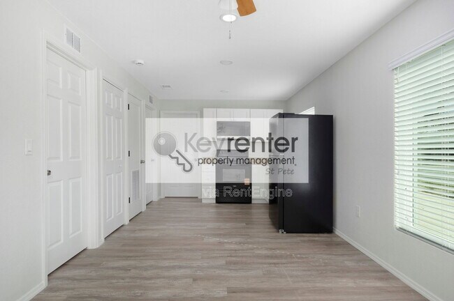 Building Photo - 454 21st St N