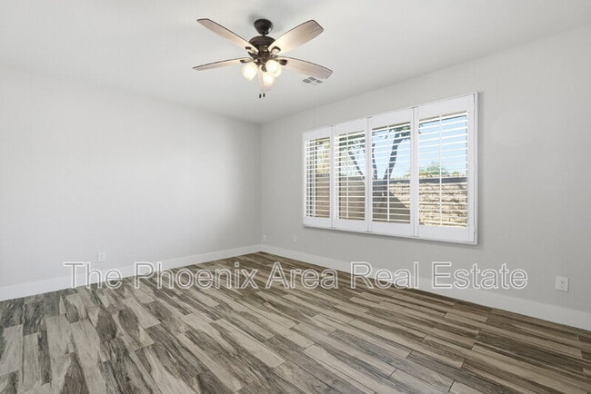 Building Photo - 447 E Carson Dr